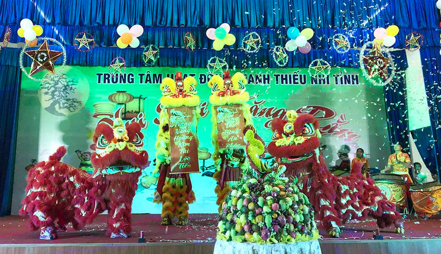 Màn múa lân sôi động dành tặng các em thiếu nhi khó khăn tham gia chương trình Vui hội Trăng rằm ở Trung tâm Hoạt động Thanh thiếu nhi tỉnh. Ảnh: Phan Lài Màn múa lân sôi động dành tặng các em thiếu nhi khó khăn tham gia chương trình Vui hội Trăng rằm ở Trung tâm Hoạt động Thanh thiếu nhi tỉnh. Ảnh: Phan Lài