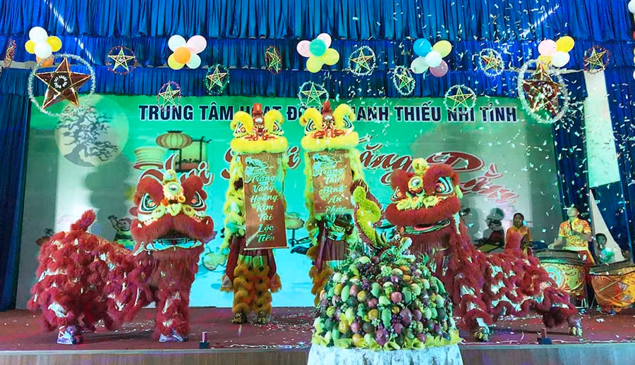 Màn múa lân sôi động dành tặng các em thiếu nhi khó khăn tham gia chương trình Vui hội Trăng rằm ở Trung tâm Hoạt động Thanh thiếu nhi tỉnh. Ảnh: Phan Lài