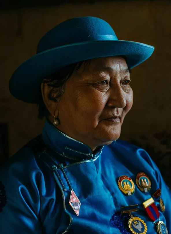  Bức ảnh “Dugerjav được tặng huân chương Tình mẫu tử Vinh quang” của nhiếp ảnh gia Kay Lockett, lọt chung kết ở hạng mục Con người của cuộc thi National Geographic Traveller Photography Competition 2020