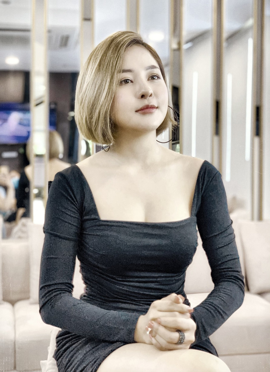 Ồn ào này ảnh hưởng không nhỏ đến sự nghiệp của người đẹp. Theo đó, hình ảnh của Trâm Anh trong dự án phim, các chương trình... cũng bị cắt bỏ. Thời điểm đó, Trâm Anh lựa chọn cách im lặng, 