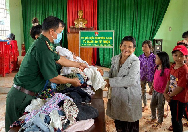 Cán bộ Đồn Biên phòng Ia Nan tặng quần áo cũ cho người dân. Ảnh: Phương Dung Cán bộ Đồn Biên phòng Ia Nan (huyện Đức Cơ) tặng quần áo cũ cho người dân. Ảnh: Phương Dung