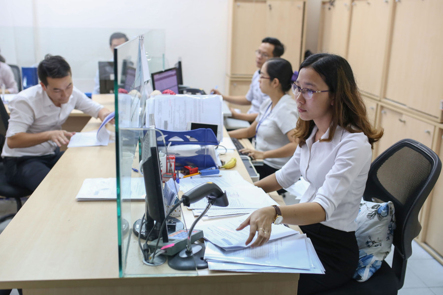 Sơ yếu lý lịch điện tử thay thế sơ yếu lý lịch giấy sẽ giảm thiểu việc kê khai hồ sơ, sơ yếu lý lịch cho cán bộ, công chức, viên chức trong quá trình công tác. (Ảnh minh hoạ) Sơ yếu lý lịch điện tử thay thế sơ yếu lý lịch giấy sẽ giảm thiểu việc kê khai hồ sơ, sơ yếu lý lịch cho cán bộ, công chức, viên chức trong quá trình công tác. (Ảnh minh hoạ)