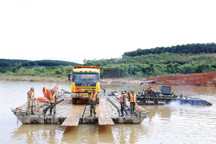 Cán bộ, chiến sĩ Lữ đoàn Công binh 7 (Quân đoàn 3) huấn luyện bắc cầu phao qua sông trong mùa mưa bão. Ảnh: Vĩnh Hoàng