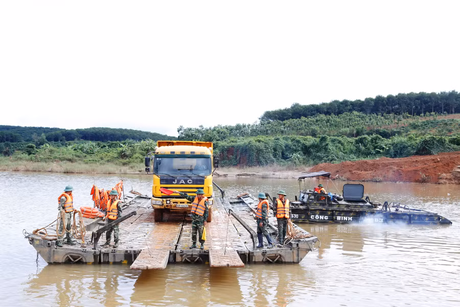 Cán bộ, chiến sĩ Lữ đoàn Công binh 7 (Quân đoàn 3) huấn luyện bắc cầu phao qua sông trong mùa mưa bão. Ảnh: Vĩnh Hoàng