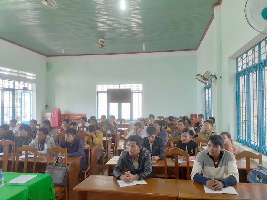 Quang cảnh lớp bồi dưỡng kiến thức QP-AN cho đối tượng 4 tại xã Kon Thụp, huyện Mang Yang. Ảnh: Phương Vi