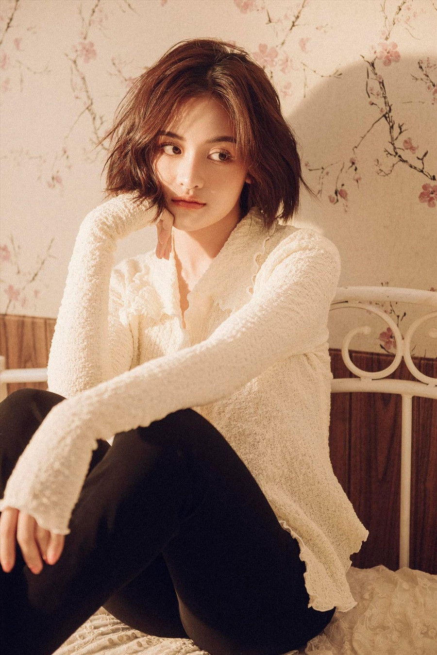 Từ một cô em gái đanh đá, chua ngoa, luôn đố kỵ với chị gái nhân vật Ánh bắt đầu có sự thay đổi từ tính cách đến suy nghĩ. Tháo gỡ sự 