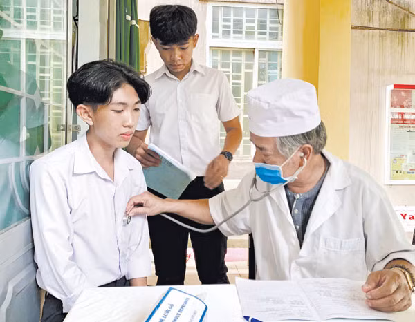 Công tác chăm sóc sức khỏe ban đầu cho học sinh được chú trọng góp phần nâng cao tỷ lệ học sinh tham gia BHYT. Ảnh: Như Nguyện 