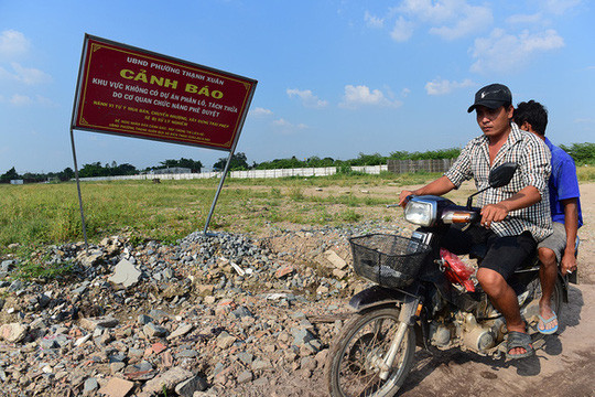 UBND P.Thạnh Xuân (Q.12, TP HCM) cảnh báo người dân giao dịch đất nền trên khu đất không được phép phân lô, tách thửa, phát triển dự án trên địa bàn - Ảnh: QUANG ĐỊNH