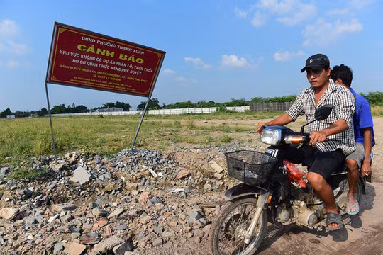 UBND P.Thạnh Xuân (Q.12, TP HCM) cảnh báo người dân giao dịch đất nền trên khu đất không được phép phân lô, tách thửa, phát triển dự án trên địa bàn - Ảnh: QUANG ĐỊNH
