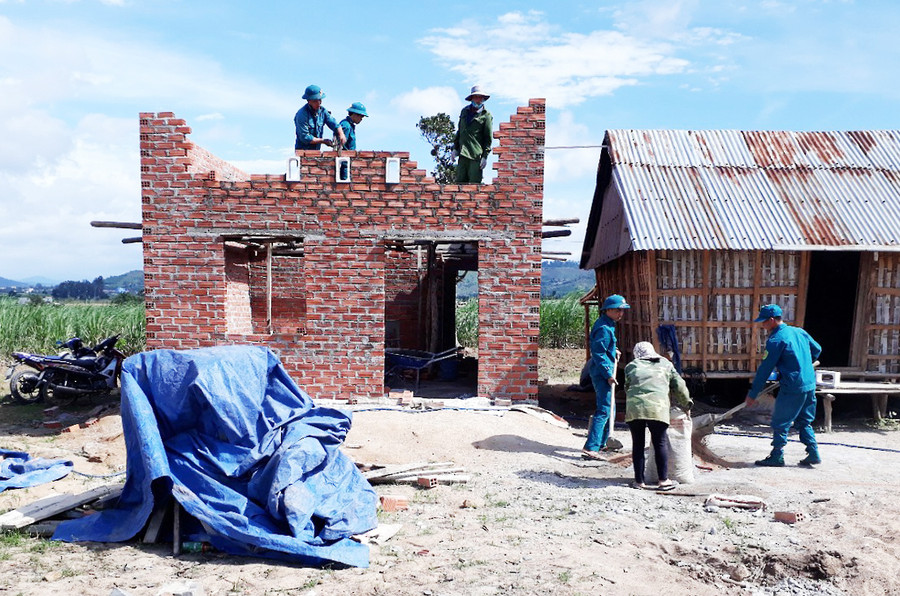 Cán bộ, chiến sĩ Ban Chỉ huy quân sự huyện Kbang hỗ trợ người dân xây dựng nhà ở. Ảnh: Minh Nguyễn 