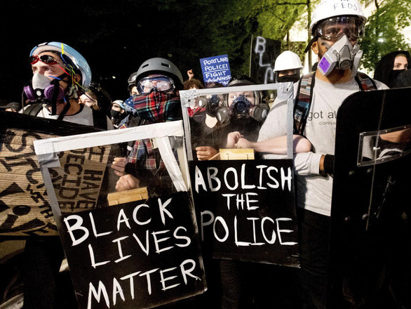 Phong trào Black Lives Matter biểu tình ở Portland (bang Oregon) trong tháng 8-2020 - Ảnh: AP Phong trào Black Lives Matter biểu tình ở Portland (bang Oregon) trong tháng 8-2020 - Ảnh: AP