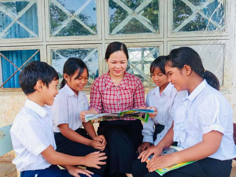 Cô giáo Phan Thị Khánh thường xuyên trò chuyện với các em học sinh vào giờ ra chơi để tạo sự gần gũi. Ảnh: Phan Lài 