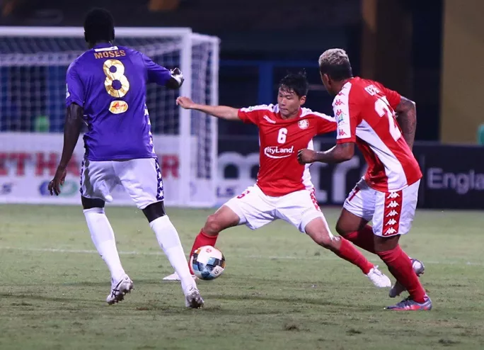 Jose Ortiz (bìa phải) mờ nhạt trong ngày CLB TP HCM thảm bại 1-5 trước Hà Nội FCẢnh: Ngọc Tú