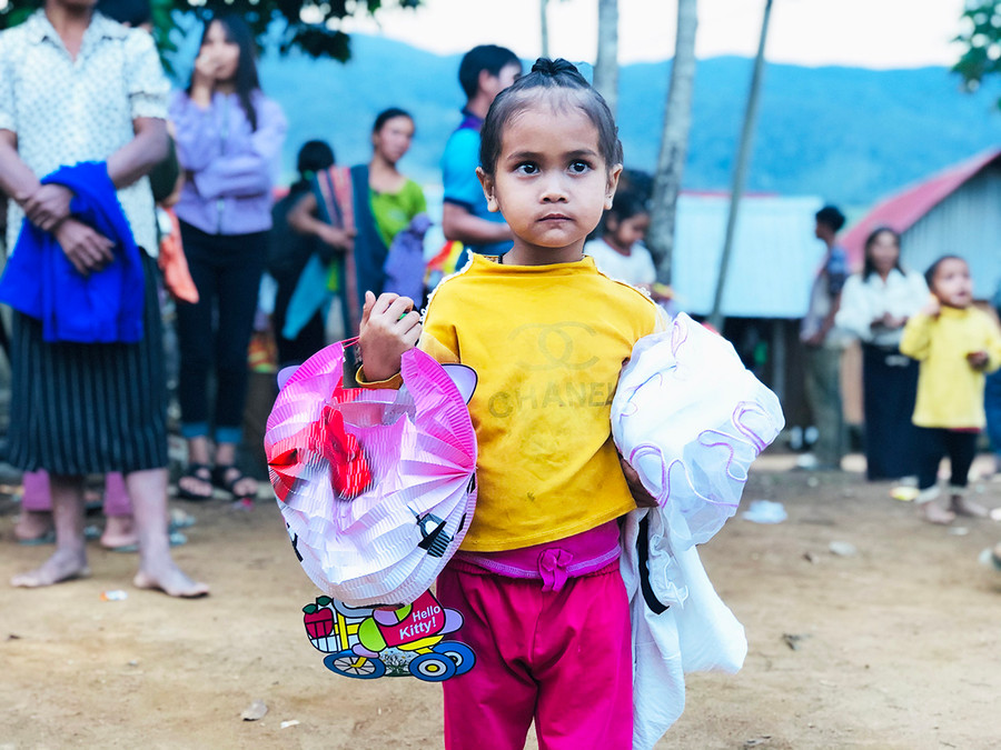 Món quà nhỏ nhưng bé Sah (5 tuổi) luôn nâng niu trong tay.