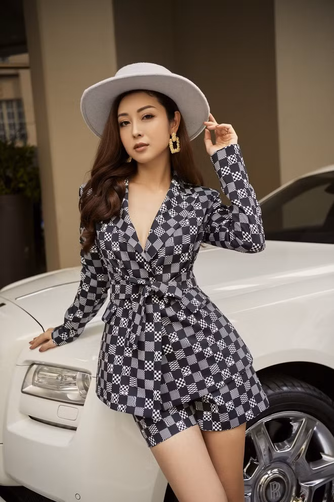 Jennifer Phạm tự tin diện những thiết kế cổ chữ V kết hợp bông tai và mũ cao bồi, bộ trang phục này giúp cô khoe khéo vòng 1 quyến rũ, đồng thời còn thể hiện sự mạnh mẽ, cá tinh. Đây là một trong những gợi ý hữu hiệu nhất dành cho những quý cô phong cách, luôn muốn nổi bật mỗi khi xuất hiện. ẢNH: NVCC