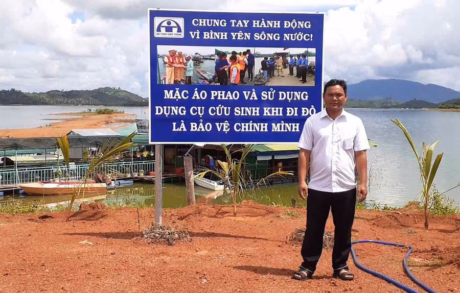  Bảng hiệu tuyên truyền giao thông bằng phương tiện thủy nội địa an toàn tại bến đò tự phát Sê San 4 (xã Ia O, huyện Ia Grai). Ảnh: Lê Hòa