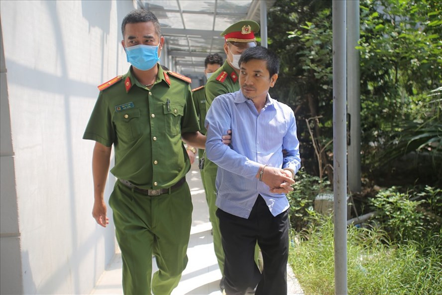 Đỗ Ngọc Anh (bên phải) bị tuyên án tử hình với cáo buộc sát hại vợ. Ảnh: V.Dũng Đỗ Ngọc Anh (bên phải) bị tuyên án tử hình với cáo buộc sát hại vợ. Ảnh: V.Dũng