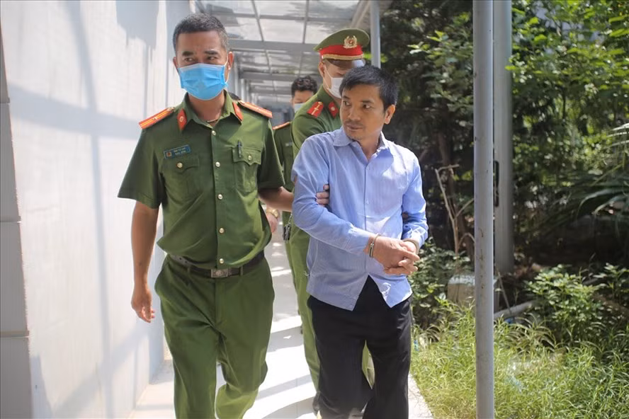  Đỗ Ngọc Anh (bên phải) bị tuyên án tử hình với cáo buộc sát hại vợ. Ảnh: V.Dũng