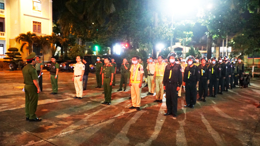  Công an TP. Pleiku phối hợp cùng Phòng Cảnh sát Giao thông và Cảnh sát Cơ động Công an tỉnh tổ chức tuần tra. Ảnh: Văn Ngọc