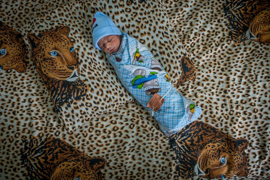 Bức ảnh của nhiếp ảnh gia Anush Babajanyan, người giành giải phóng viên ảnh Canon 2019, chụp một bé trai sơ sinh tại bệnh viện phụ sản ở Stepanakert, Artsakh - thực thể địa chính trị không được Liên hợp quốc công nhận. Bức ảnh của nhiếp ảnh gia Anush Babajanyan, người giành giải phóng viên ảnh Canon 2019, chụp một bé trai sơ sinh tại bệnh viện phụ sản ở Stepanakert, Artsakh - thực thể địa chính trị không được Liên hợp quốc công nhận.