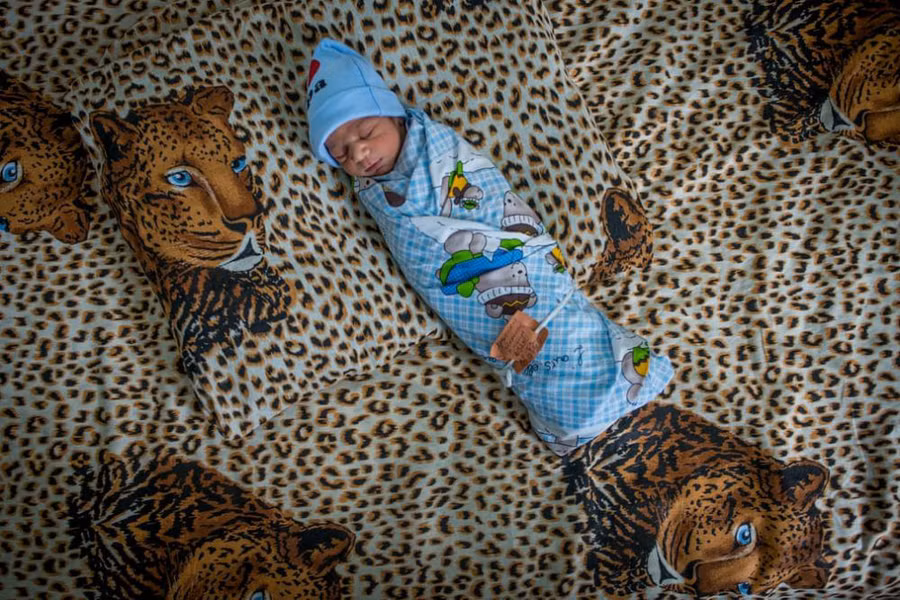 Bức ảnh của nhiếp ảnh gia Anush Babajanyan, người giành giải phóng viên ảnh Canon 2019, chụp một bé trai sơ sinh tại bệnh viện phụ sản ở Stepanakert, Artsakh - thực thể địa chính trị không được Liên hợp quốc công nhận.