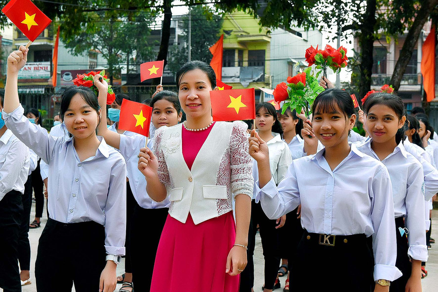 Giáo viên và học sinh Trường Phổ thông Dân tộc Nội trú tỉnh phấn khởi trong ngày khai giảng. Ảnh: Đức Thụy Giáo viên và học sinh phấn khởi trong ngày khai trường. Ảnh: Đức Thụy