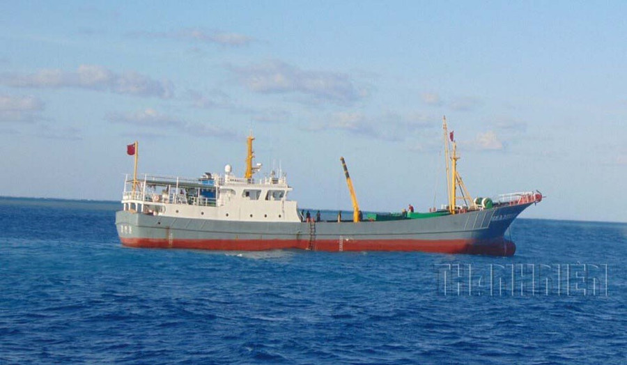 Tàu cá Trung Quốc không rõ số hiệu, cùng loại 300 tấn nhưng sơn màu xám. Hình chụp tại Trường Sa, năm 2014. ẢNH: MAI THANH HẢI