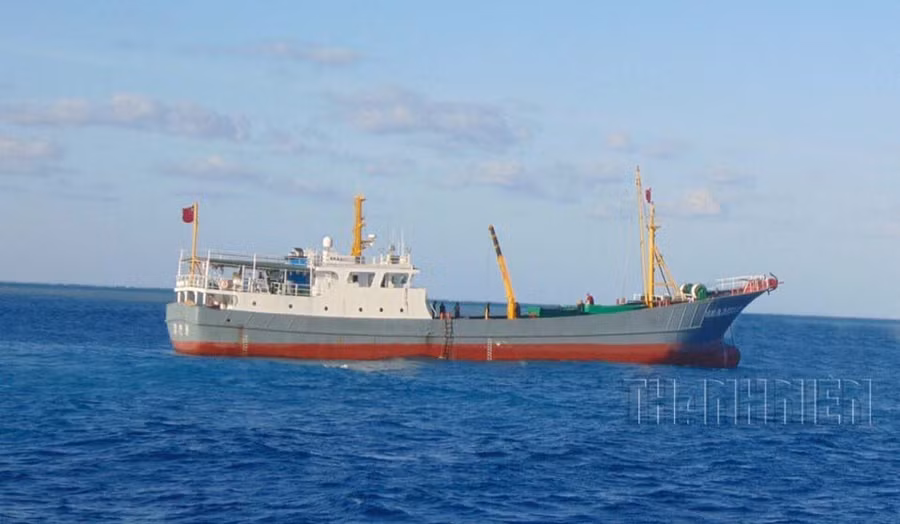 Tàu cá Trung Quốc không rõ số hiệu, cùng loại 300 tấn nhưng sơn màu xám. Hình chụp tại Trường Sa, năm 2014. ẢNH: MAI THANH HẢI