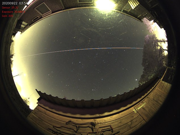 Hơn 100 người cho biết họ đã nhìn thấy thiên thạch và chia sẻ những hình ảnh họ chụp được. 