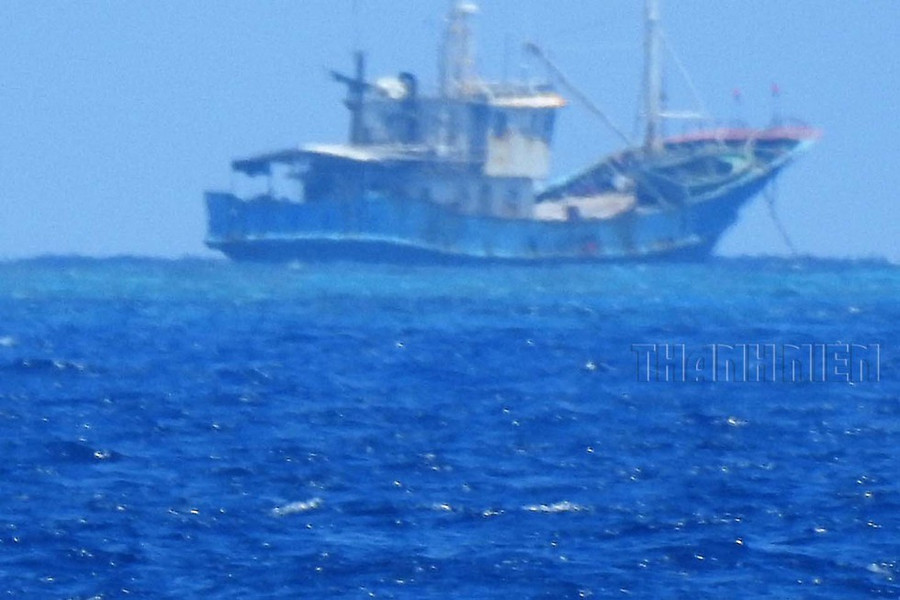 Tàu vỏ sắt đời cũ của Trung Quốc neo tại Trường Sa; tháng 5.2008. ẢNH: MAI THANH HẢI