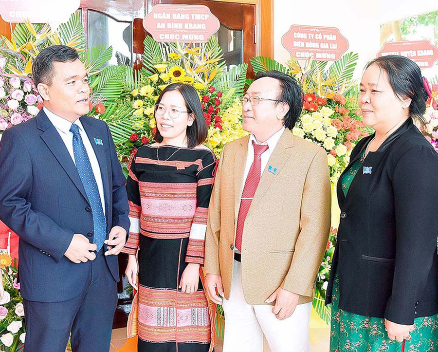 Đồng chí Hồ Văn Niên (bìa trái)-Ủy viên dự khuyết Ban Chấp hành Trung ương Đảng, Bí thư Tỉnh ủy, Trưởng đoàn đại biểu Quốc hội tỉnh trao đổi với các đại biểu dự Đại hội đại biểu Đảng bộ huyện Kbang nhiệm kỳ 2020-2025. Ảnh: Đức Thụy