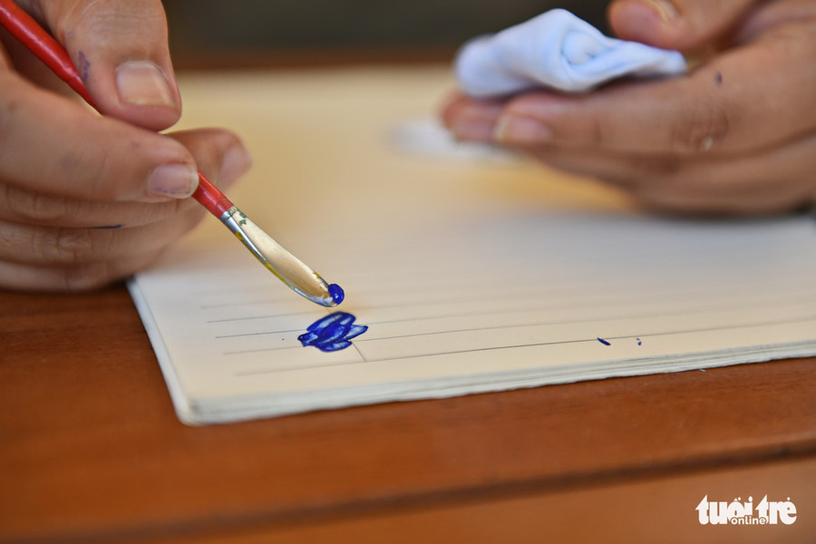 Mỹ Dung dùng loại đất sét của Thái Lan, trộn màu trước khi tạo hình cây sen đá - Ảnh: NGỌC PHƯỢNG