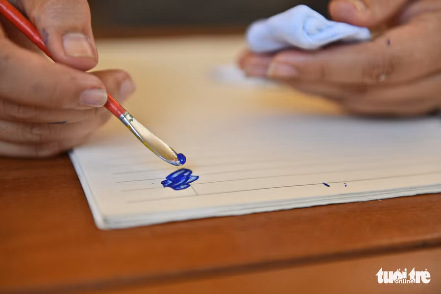 Mỹ Dung dùng loại đất sét của Thái Lan, trộn màu trước khi tạo hình cây sen đá - Ảnh: NGỌC PHƯỢNG