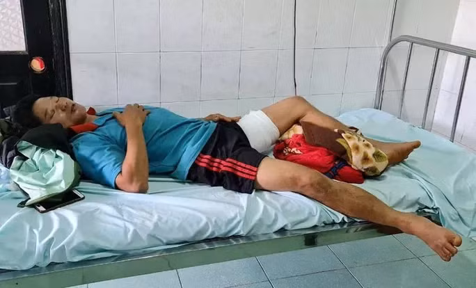 Anh Lâm Văn Tuấn bị trâu điên húc thủng đùi