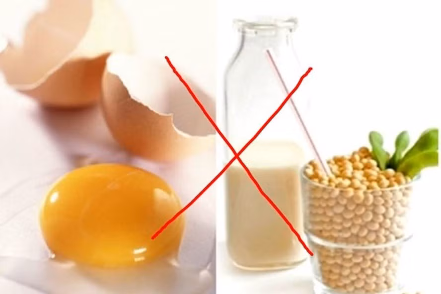 Nhiều lời khuyên cho rằng, không nên ăn trứng với uống sữa đậu nành cùng lúc. Ảnh nguồn: Mnet.