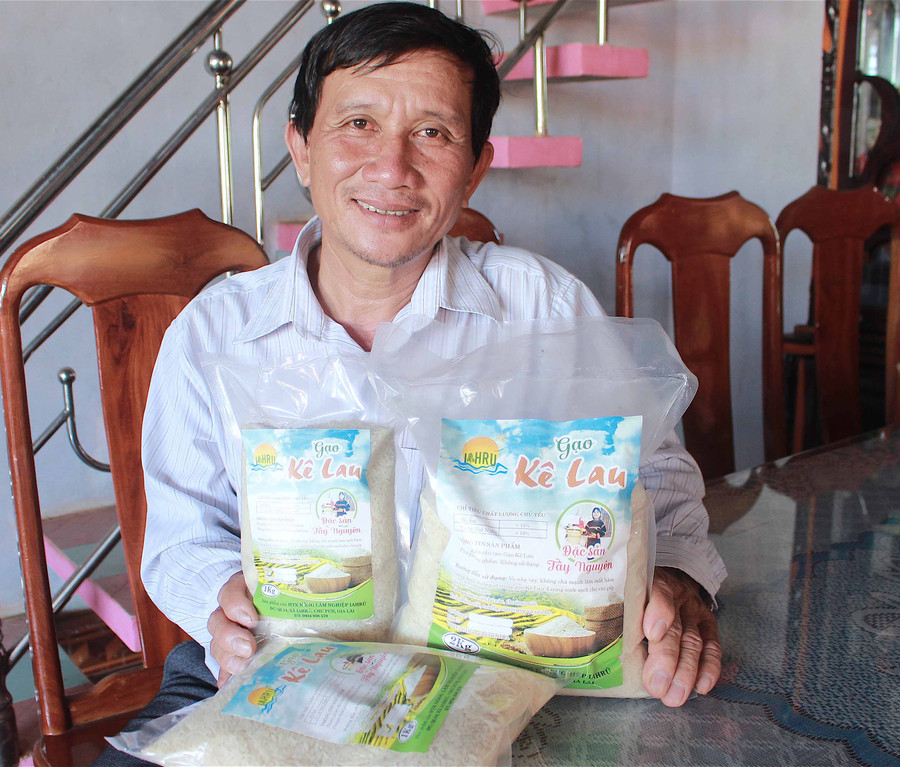 Ông Huỳnh Văn Ánh-Giám đốc HTX Nông-Lâm nghiệp Ia Hrú (xã Ia Hrú, huyện Chư Pưh) giới thiệu sản phẩm gạo Kê Lau. Ảnh: Mộc Trà 
