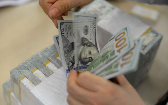 Tiền USD và Hộ chiếu là một trong những thứ không thể thiếu khi mua nhà ở nước ngoài nhưng việc chuyển tiền thông qua con đường nào để ra nước ngoài? - Ảnh: TL Tiền USD và Hộ chiếu là một trong những thứ không thể thiếu khi mua nhà ở nước ngoài nhưng việc chuyển tiền thông qua con đường nào để ra nước ngoài? - Ảnh: TL