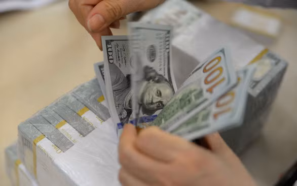 Tiền USD và Hộ chiếu là một trong những thứ không thể thiếu khi mua nhà ở nước ngoài nhưng việc chuyển tiền thông qua con đường nào để ra nước ngoài? - Ảnh: TL