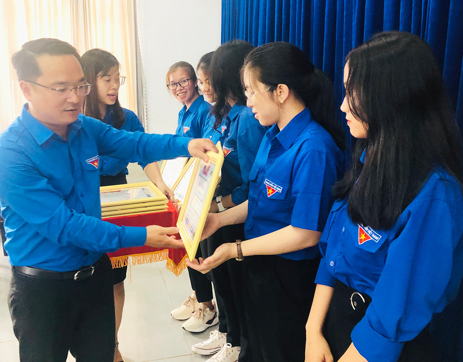  Anh Đỗ Duy Nam-Phó Bí thư Tỉnh Đoàn tặng bằng khen của Ban Chấp hành Tỉnh Đoàn cho các cá nhân tiêu biểu trong công tác Đoàn và phong trào thanh niên trường học. Ảnh: Phan Lài