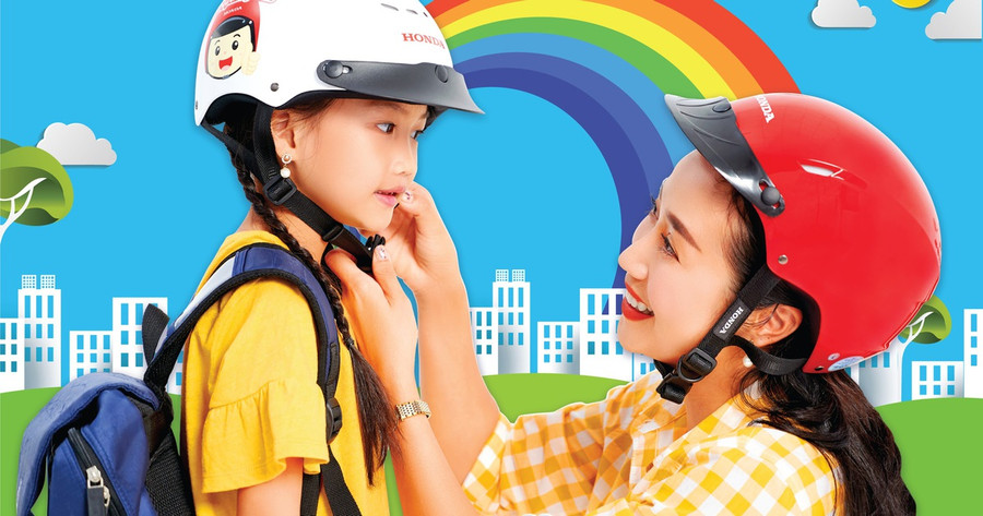  Hướng dẫn học sinh đội mũ bảo hiểm đúng cách. Ảnh: internet