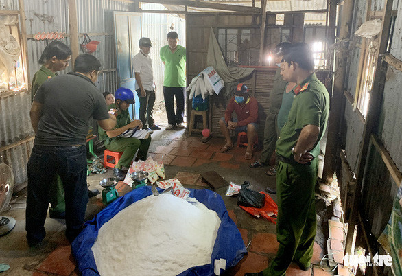 Lực lượng Công an tỉnh An Giang và huyện Châu Phú bắt quả tang bà Lê Thanh Tuyền đang sang chiết làm giả các loại bột ngọt và trà các loại - Ảnh: TIẾN VŨ