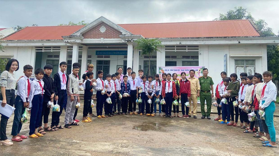 Tặng quà cho các em nhân dịp Tết Trung thu. Ảnh: Hà Phương Đoàn tặng quà cho các em nhân dịp Tết Trung thu. Ảnh: Hà Phương