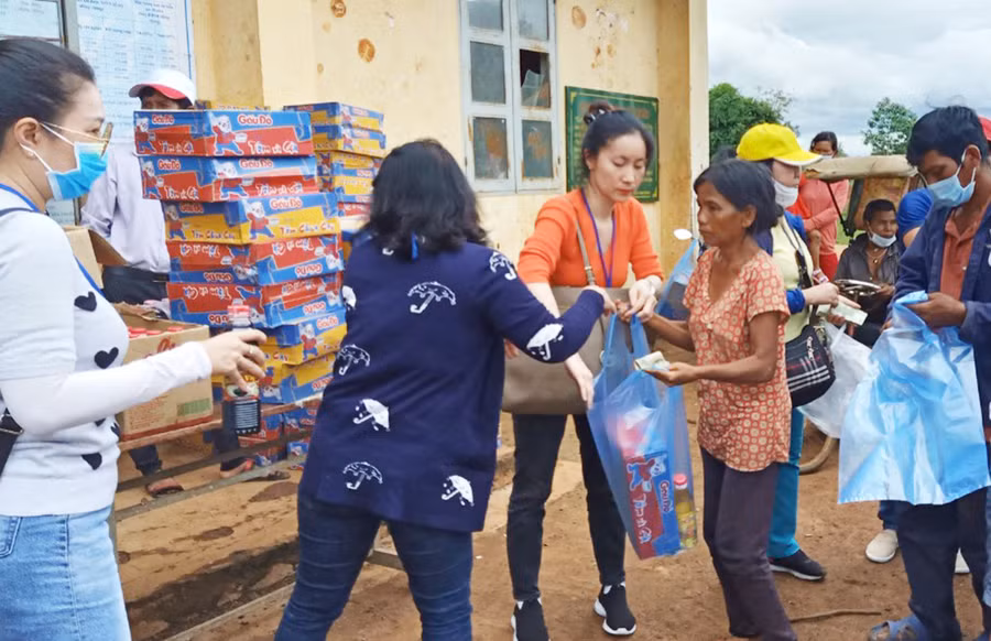 Tặng quà cho hộ nghèo xã Hbông. Ảnh: Hồng Ngọc Lãnh đạo Sở Tài Chính cùng lãnh đạo Hội CTĐ tỉnh tặng quà cho các hộ nghèo xã Hbông. Ảnh: Hồng Ngọc