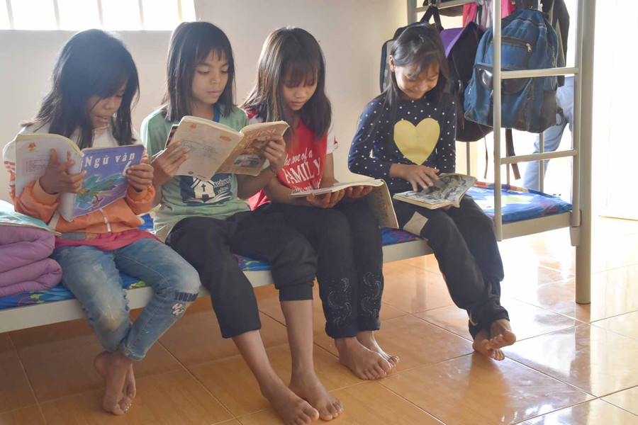 Các em học sinh Trường PTDT bán trú THCS Lơ Pang ôn bài trước khi lên lớp học. Ảnh: Hà Phương