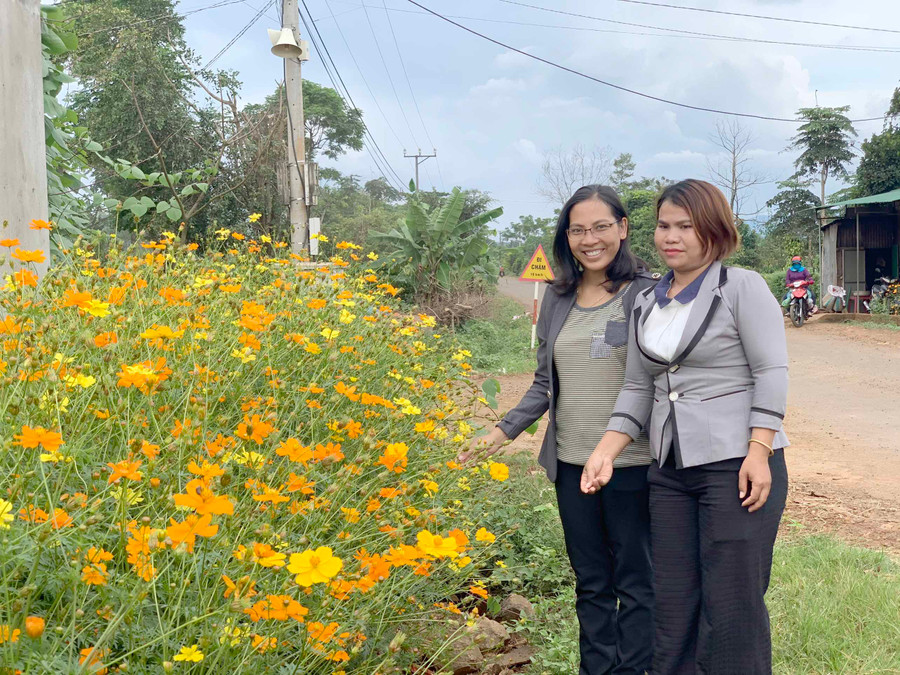 Con đường hoa là mô hình được nhiều chị em làng Mơ Nú tham gia thực hiện. Ảnh: Phương Vi 