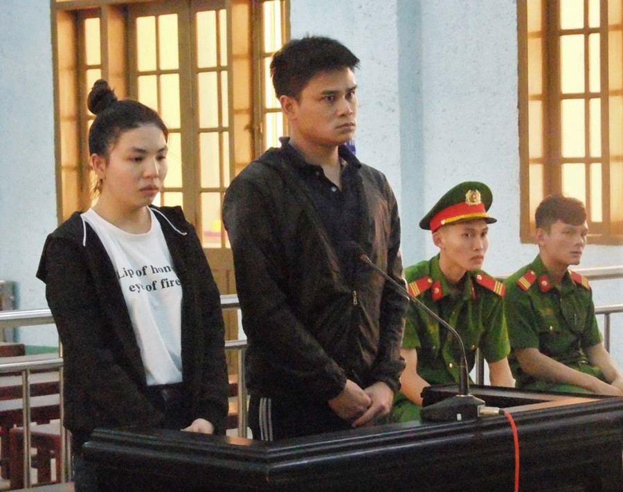  Hai đối tượng tại phiên tòa. Ảnh: R'Ô Hok