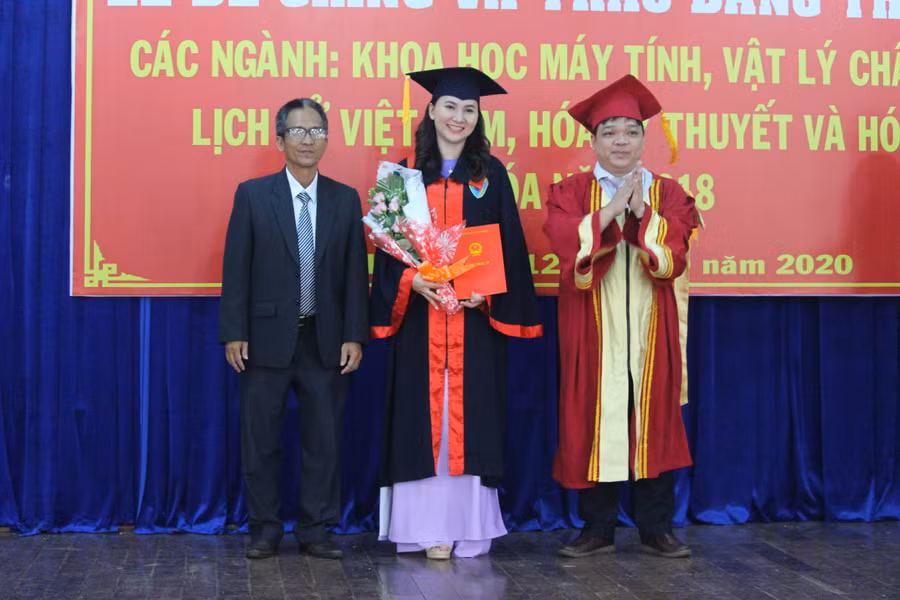 Lãnh đạo Trường Đại học Khoa học (Đại học Huế) trao bằng thạc sĩ cho học viên. Ảnh: Nguyễn Tú