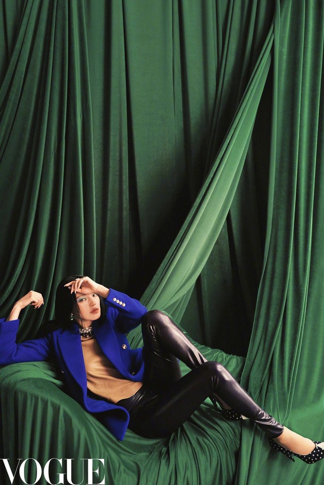 Trang phục mà Thư Kỳ diện trong bộ ảnh cũng sặc sỡ và có phần màu mè, dễ “dìm hàng” người mặc. Tuy nhiên, Sina nhận xét 