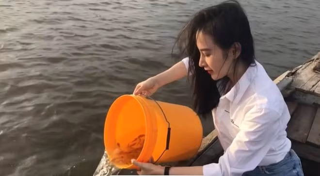 "Góc nghiêng thần thánh" của mỹ nhân 25 tuổi này khiến cư dân mạng trầm trồ ẢNH: CHỤP MÀN HÌNH