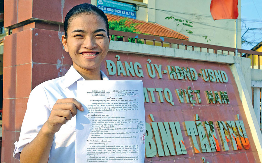 Sau bao khổ cực, Tùng sẽ bước vào giảng đường đại học, đó là thành quả xứng đáng cho những nỗ lực của cô